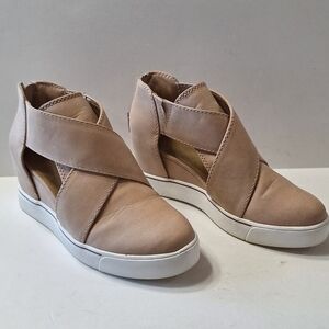 Maurices Streetwear Tan White Sneakers with Wide Straps and Platform Sole Size 6